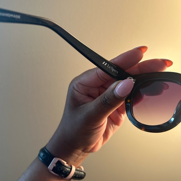 Le Specs Airy Canary in black and tortoise - Picture 4 of 6